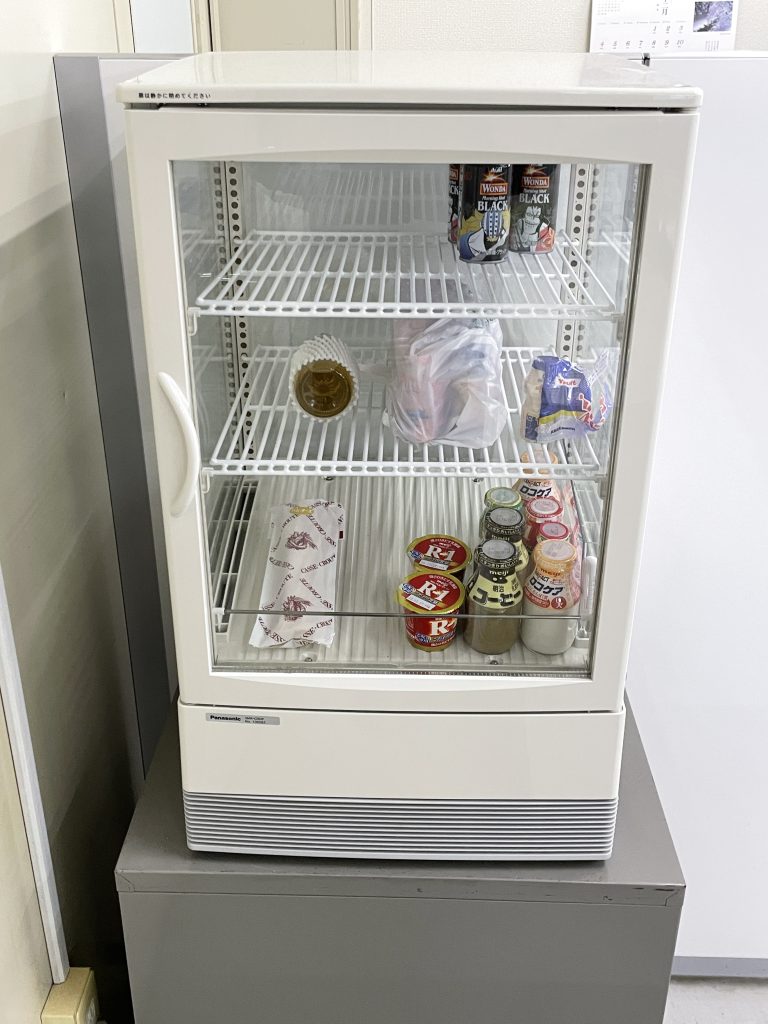 施工事例】卓上型冷蔵ショーケース Panasonic製 SMR-CZ65F | プレハブ